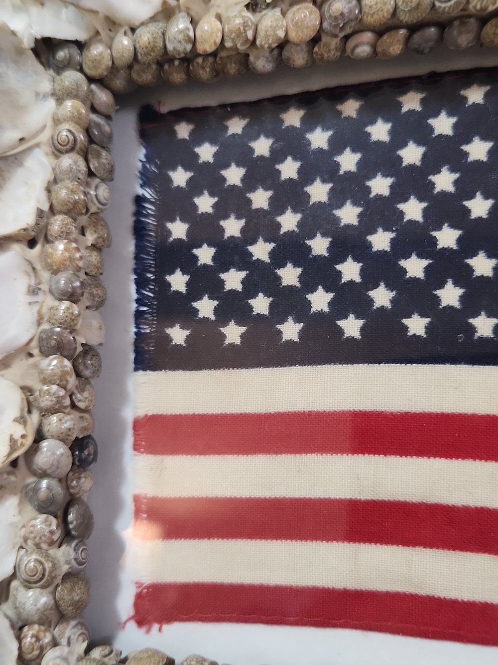 MudPie 4x6 Oyster Shell Frame with American Flag Pattern - White, Red, Blue - Picture 4 of 10